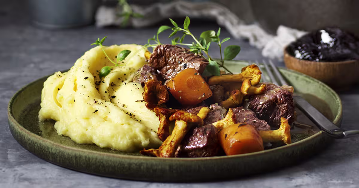 Älggryta med enbär, mörk öl och lingon