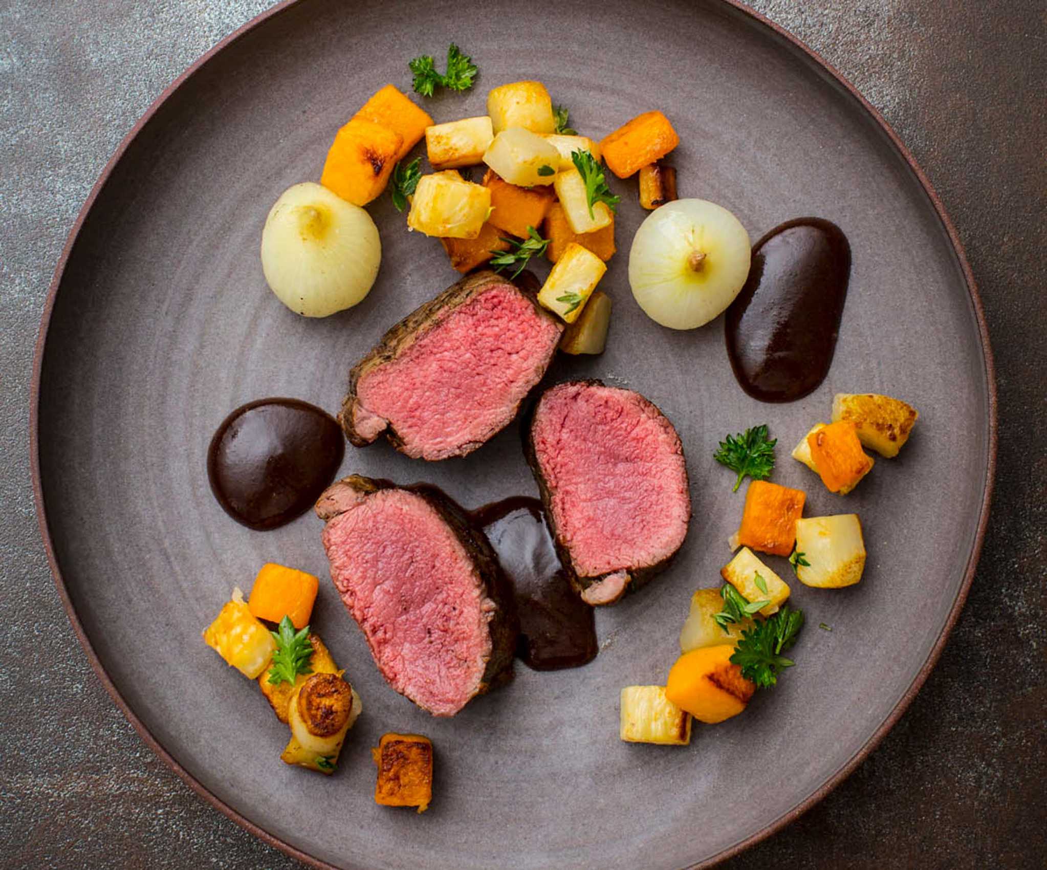 Rådjursytterfilé med brynt smör, timjan och rostade rotfrukter