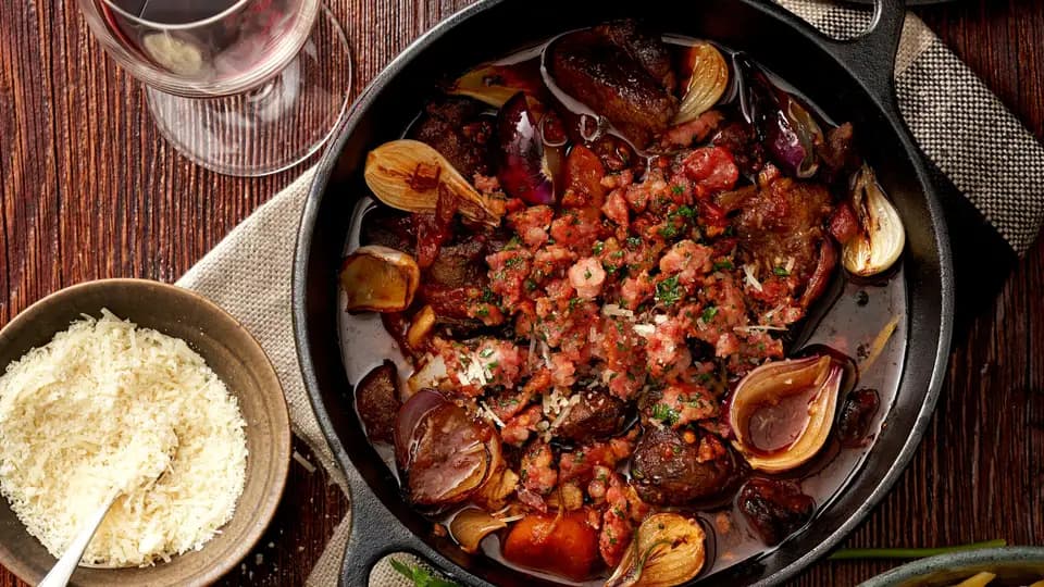 Vildsvinsragu med tomat, rödvin och parmesan